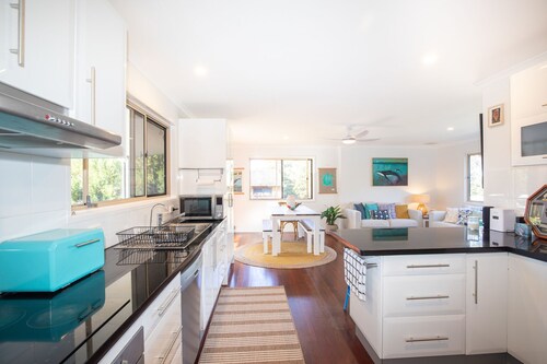 The Pandanus House - stylish home comfortably accommodating up to 7 people
