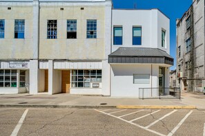 Exterior - Upscale Texarkana Townhome, Walk to Downtown! (Texarkana)