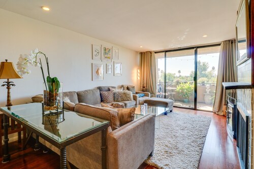 Granada Hills Condo w/ Community Pool & Workspace