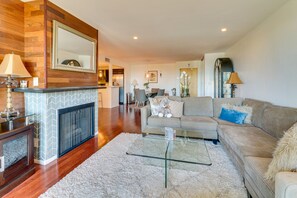 TV, fireplace, computer monitors