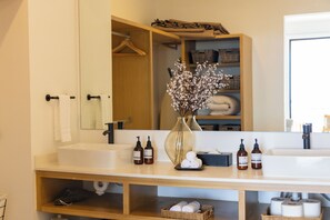 Hair dryer, towels, soap, shampoo - Spacious Luxury Condominium with Ocean Views (Cabo San Lucas)