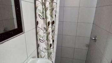 Economy Triple Room | Bathroom