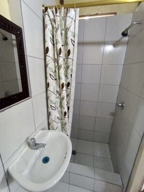 Economy Triple Room | Bathroom - Check Inn Olón (Manglaralto)