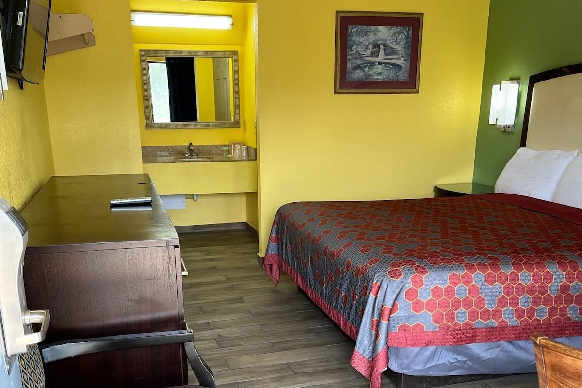 Standard King Room | 1 bedroom, premium bedding, pillowtop beds, iron/ironing board