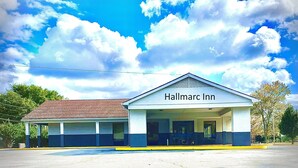 Un Hallmark Inn con un portico coperto e un cielo azzurro sullo sfondo.