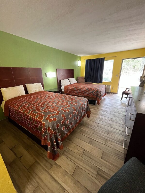 Standard Double Full Bed Room | Premium bedding, pillowtop beds, iron/ironing board, free WiFi - Hallmarc Inn (New Albany)