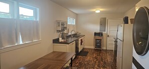 Frigorífico, microondas, horno y placa de cocina