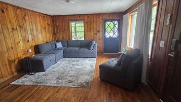 TV, DVD-spiller, bøker og filmbibliotek