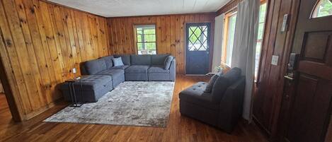 Télévision, lecteur de DVD, livres, vidéothèque