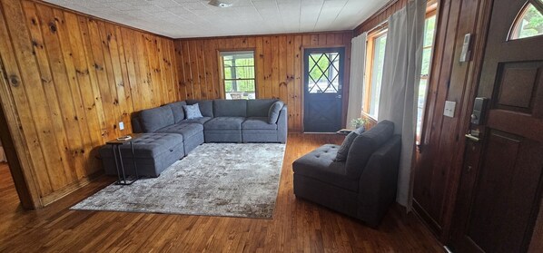 Una televisión, un reproductor de DVD, libros, una videoteca