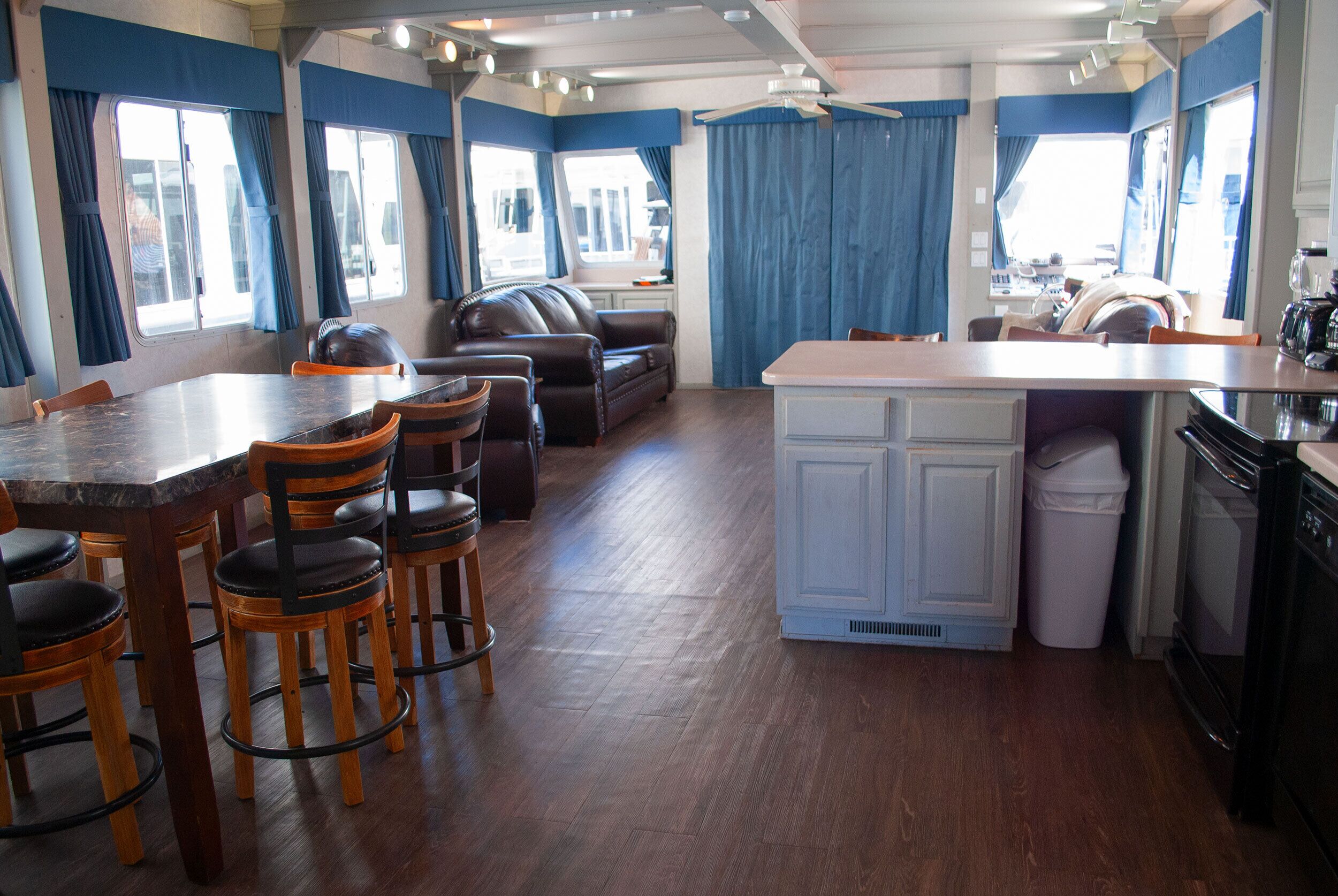 Blue Getaway Lux Houseboat on Lake Powell