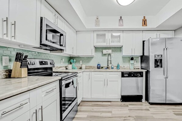 House, Multiple Beds, Patio, Garden View | Private kitchen | Fridge, microwave, oven, stovetop - Blue Lagoon (Tampa)