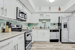 House, Multiple Beds, Patio, Garden View | Private kitchen | Fridge, microwave, oven, stovetop
