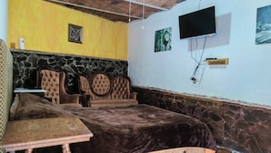 Habitación básica | Tabla de planchar con plancha, wifi gratis, mobiliario individual