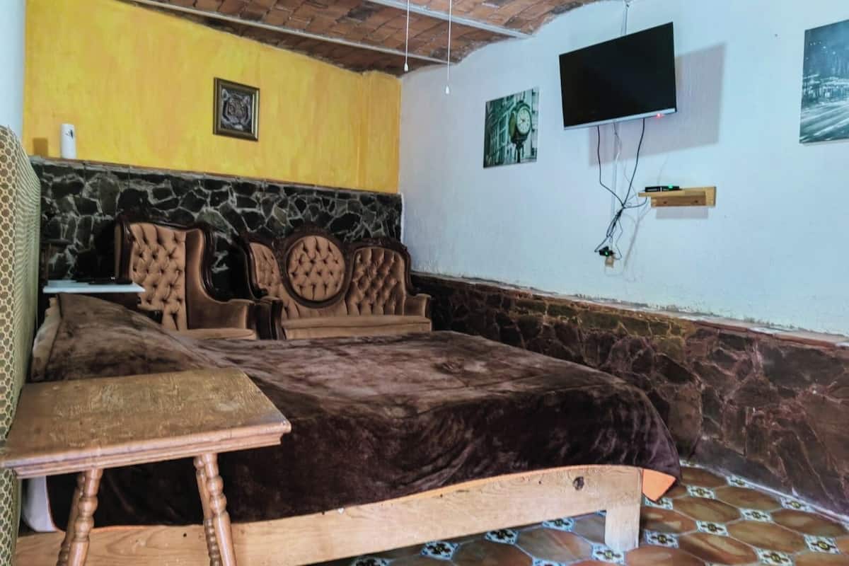 Basic Room | Iron/ironing board (on request), free WiFi, individually furnished