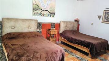 Regadera, secadora de cabello, toallas, jabón