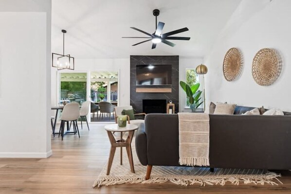 Smart TV, fireplace - Wonderful Fully Renovated Home (Fresno)