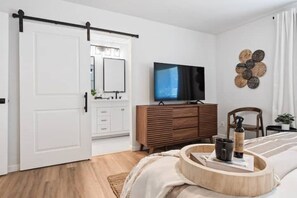 4 bedrooms, iron/ironing board, travel cot, free WiFi - Wonderful Fully Renovated Home (Fresno)