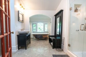 Hair dryer, towels, soap, toilet paper - The Isabella House: Historical, Beautifully Renovated, Walkable to Main Street
(Buena Vista)