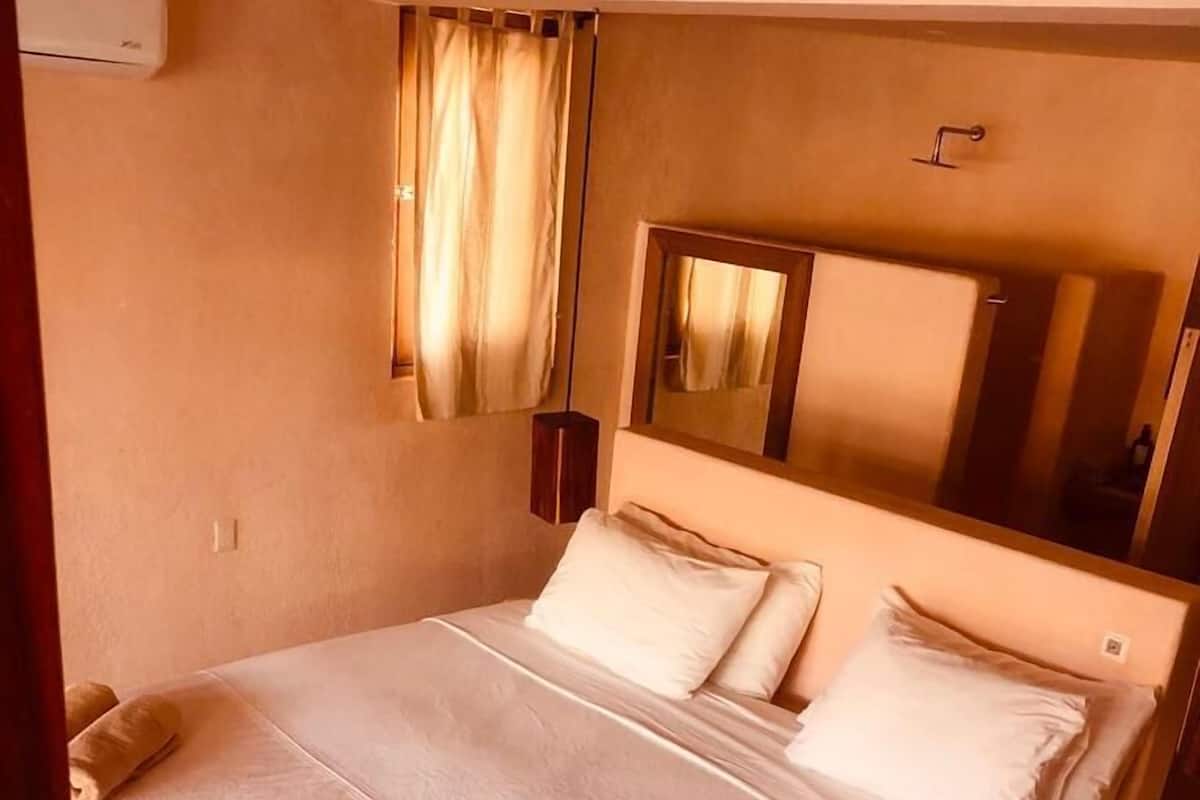 1 habitación, caja de seguridad en la habitación y ropa de cama