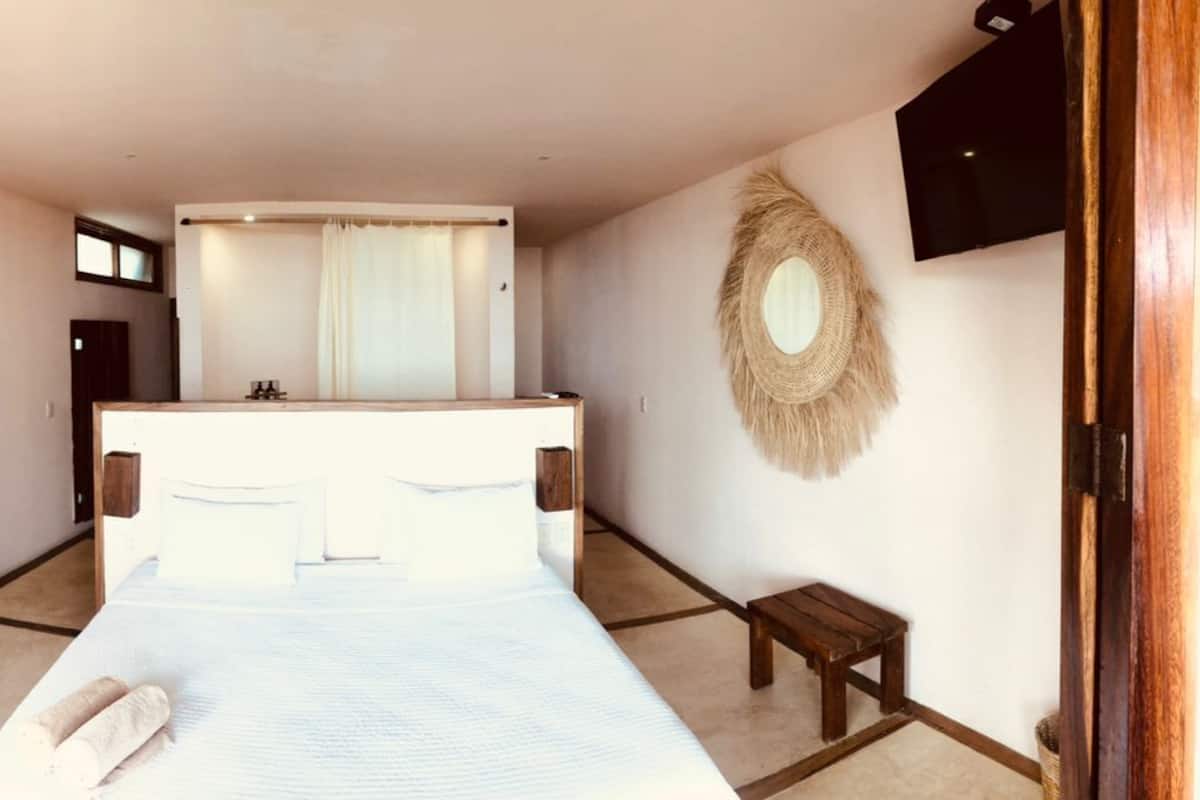 Junior Room | In-room safe, bed sheets