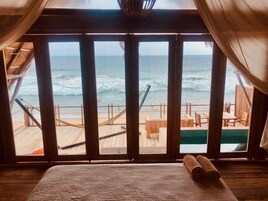 Superior Room | In-room safe, bed sheets