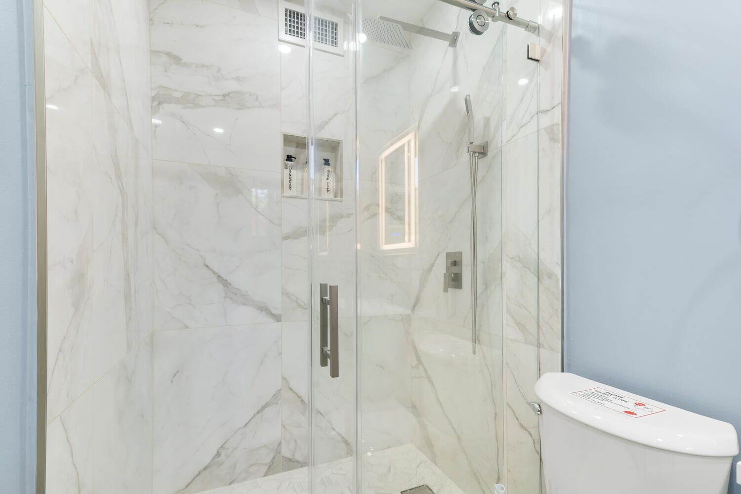 Douche, sèche-cheveux, serviettes fournies, savon