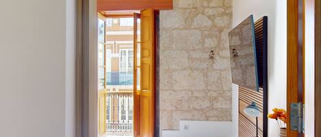 Kolmen hengen standard-huone, kaupunkinäköala | Untuvapeitot, työpöytä, kannettavalle tietokoneelle sopiva työtila