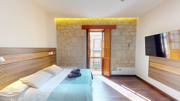 Standard-Dreibettzimmer, Stadtblick | Daunenbettdecken, Schreibtisch, laptopgeeigneter Arbeitsplatz