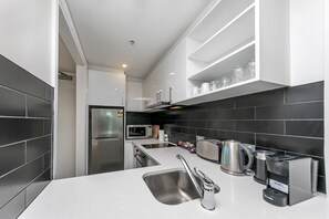 ثلاجة، ميكروويف، فرن، موقد طهي مسطح