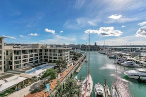 Marina - Sun Soaked Corner Apartment with Harbour View (Auckland)