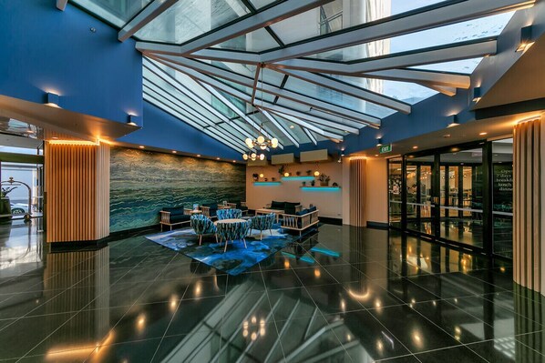 Lobby - Sun Soaked Corner Apartment with Harbour View (Auckland)