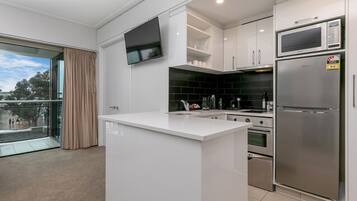 Kühlschrank, Mikrowelle, Ofen, Herdplatte