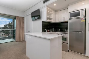 Frigorifero, microonde, forno, piano cottura