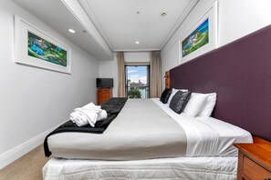 2 Schlafzimmer, Schreibtisch, Bügeleisen/Bügelbrett, Reisekinderbett