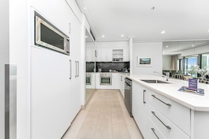 Mikrowelle, Ofen, Geschirrspüler, Wasserkocher mit Kaffee-/Teezubehör