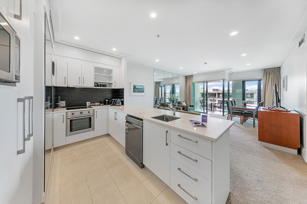 Mikrowelle, Ofen, Geschirrspüler, Wasserkocher mit Kaffee-/Teezubehör