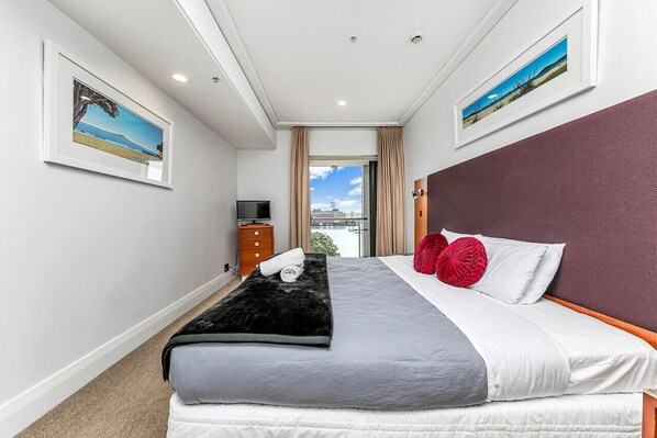 2 habitaciones, escritorio, tabla de planchar con plancha y wifi 