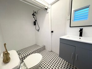 Douche, serviettes fournies, savon, papier toilette