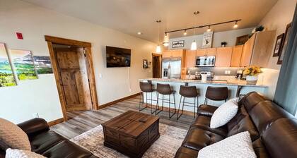 New! Beautiful Condo, Downtown Columbia Falls, Sleeps 6!
