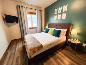 3 bedrooms, iron/ironing board, WiFi - New! Beautiful Condo, Downtown Columbia Falls! (Columbia Falls)