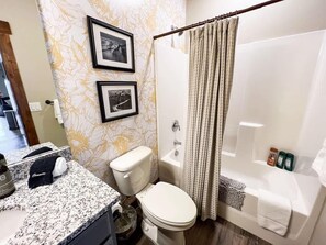 Combined shower/tub, hair dryer, towels