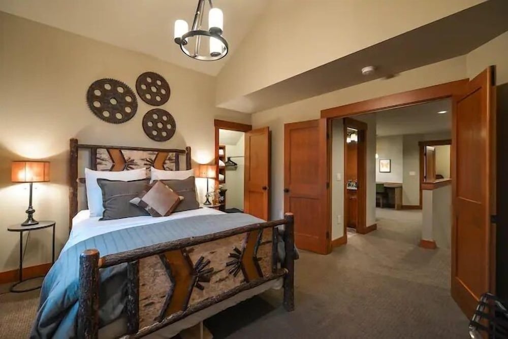 Fairway Haven Spacious Lodge for 14 with Main House and Apartment on