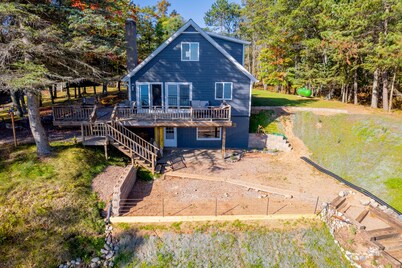 JJ's Lakeside Hideaway: Relax by the Firepit on Crisp Autumn Nights