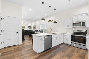 冷蔵庫、電子レンジ、オーブン、コンロ