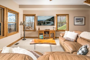 Smart TV, fireplace, video games, DVD player - Cozy Mountain Cabin With Views, Fireplace, Hot Tub Near Blowing Rock (Blowing Rock)