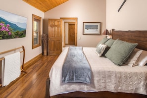 2 bedrooms, free WiFi, bed sheets - Cozy Mountain Cabin With Views, Fireplace, Hot Tub Near Blowing Rock (Blowing Rock)