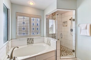 Combined shower/bathtub, towels
