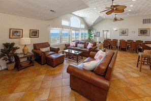 Fernseher, Tischfußball, Tischtennisplatte