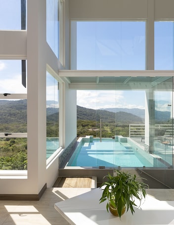 Indoor pool, outdoor pool. Miradora King Villa